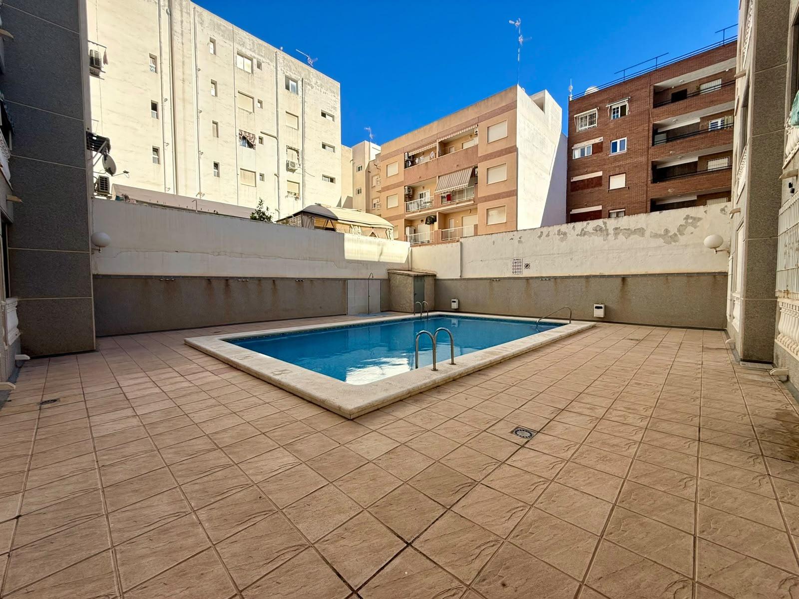 For sale - 2 Bedroom 1 Bathroom Apartment in Torrevieja - Playa De Los Locos  - Alicante