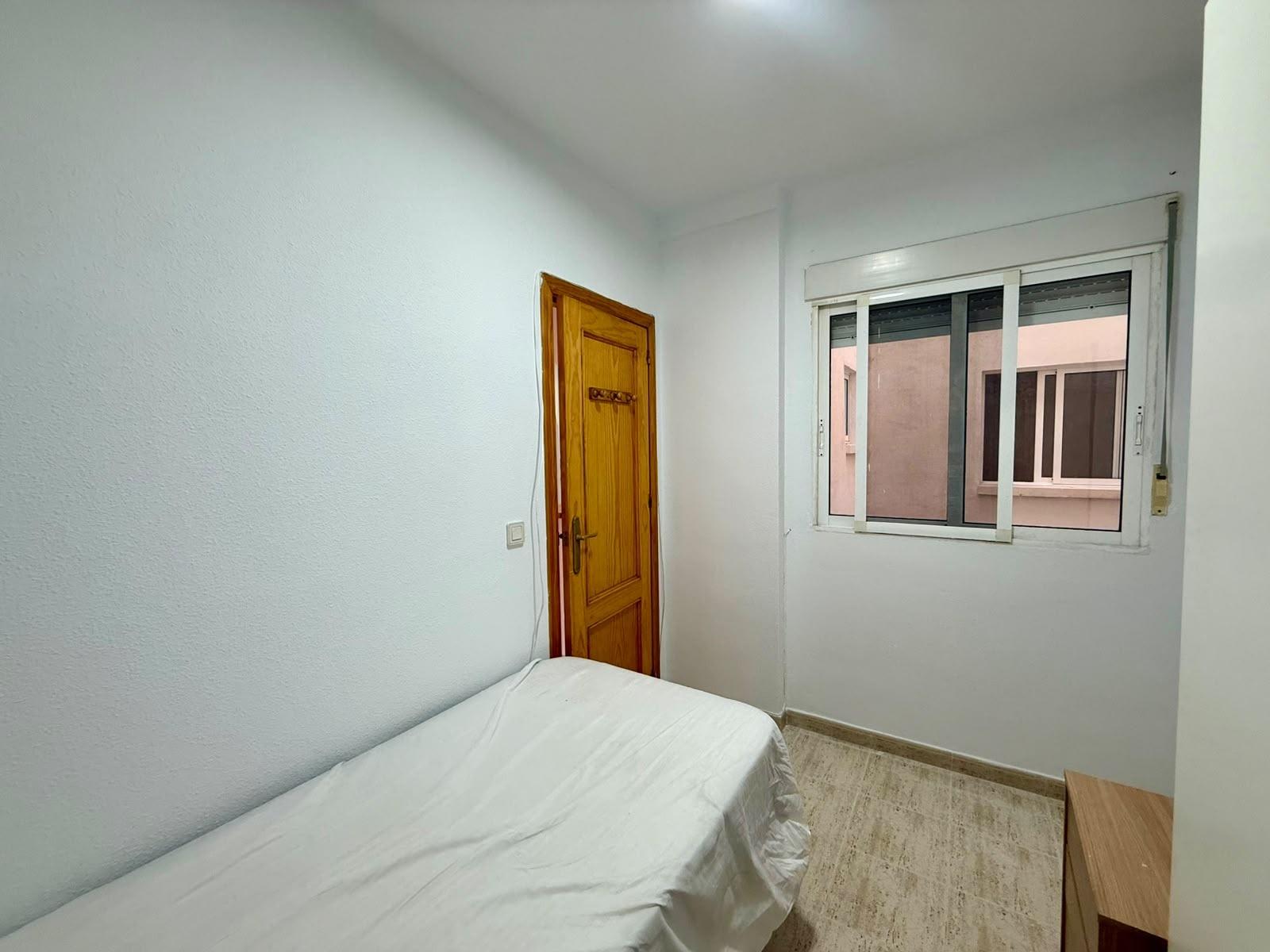 For sale - 2 Bedroom 1 Bathroom Apartment in Torrevieja - Playa De Los Locos  - Alicante