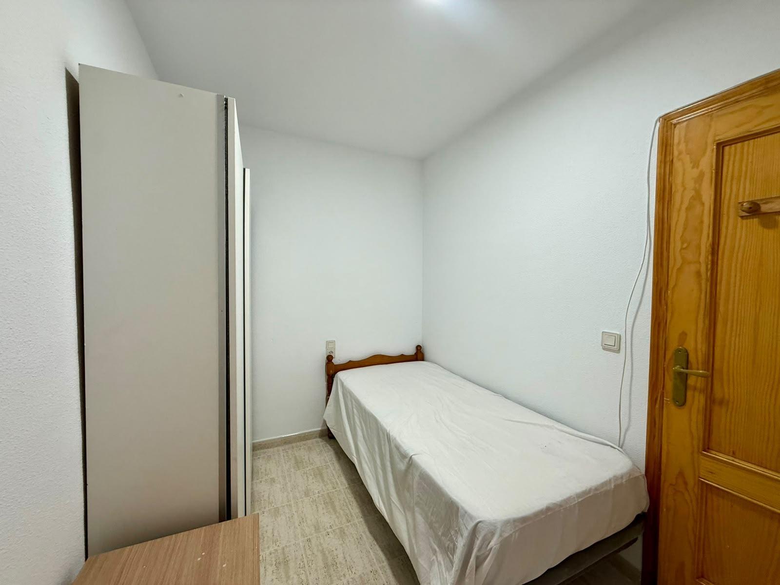 For sale - 2 Bedroom 1 Bathroom Apartment in Torrevieja - Playa De Los Locos  - Alicante