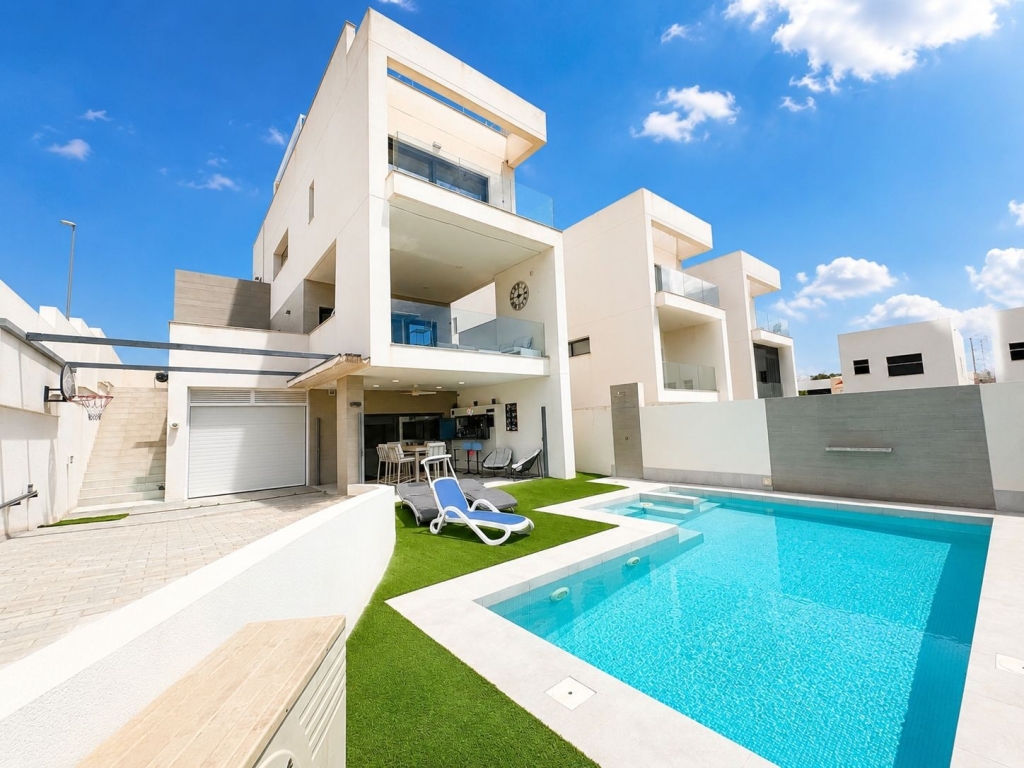 4 Bedroom 4 Bathroom Villa in Benijofar