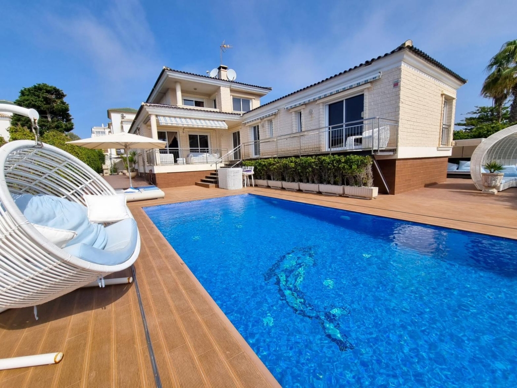 5 Bedroom 4 Bathroom Villa in Torrevieja
