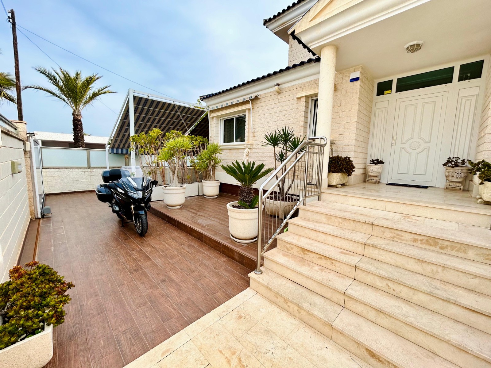 For sale - 5 Bedroom 4 Bathroom Villa in Torrevieja - Costa Blanca  - Alicante