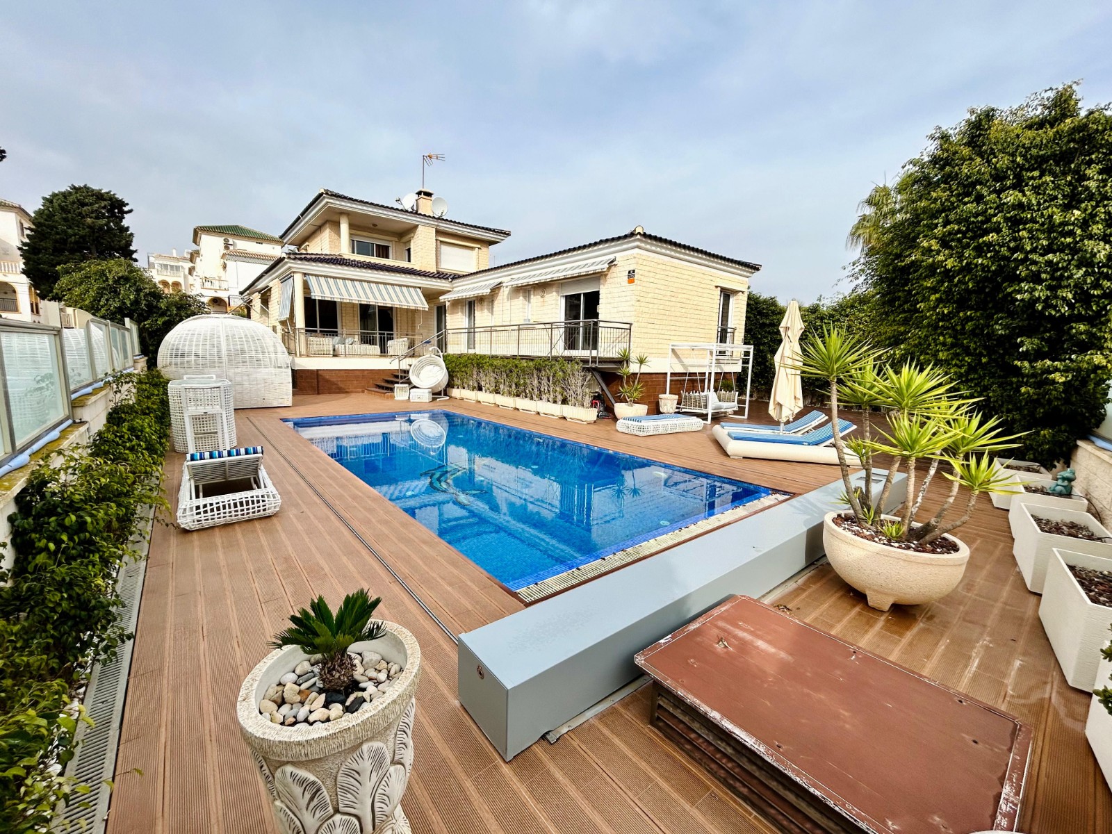 For sale - 5 Bedroom 4 Bathroom Villa in Torrevieja - Costa Blanca  - Alicante