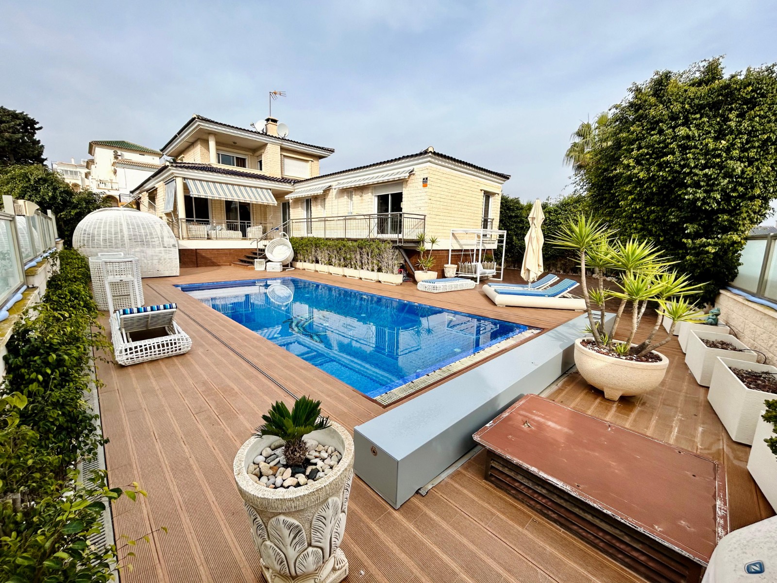 For sale - 5 Bedroom 4 Bathroom Villa in Torrevieja - Costa Blanca  - Alicante