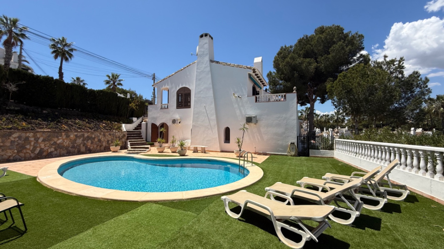 For sale - 4 Bedroom 2 Bathroom Villa in Orihuela - Inland  - Alicante