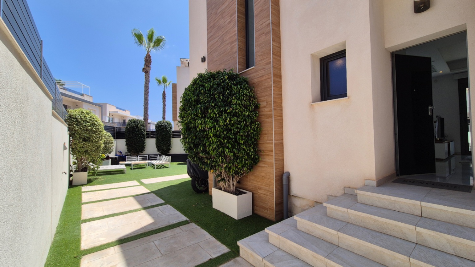 For sale - 4 Bedroom 4 Bathroom Villa in Torrevieja - Costa Blanca  - Alicante