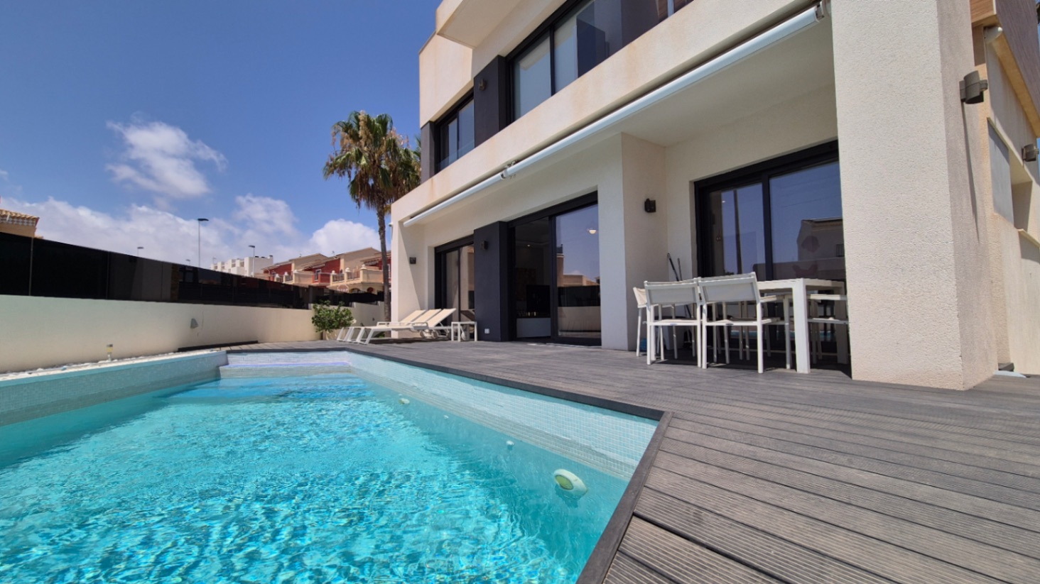 For sale - 4 Bedroom 4 Bathroom Villa in Torrevieja - Costa Blanca  - Alicante