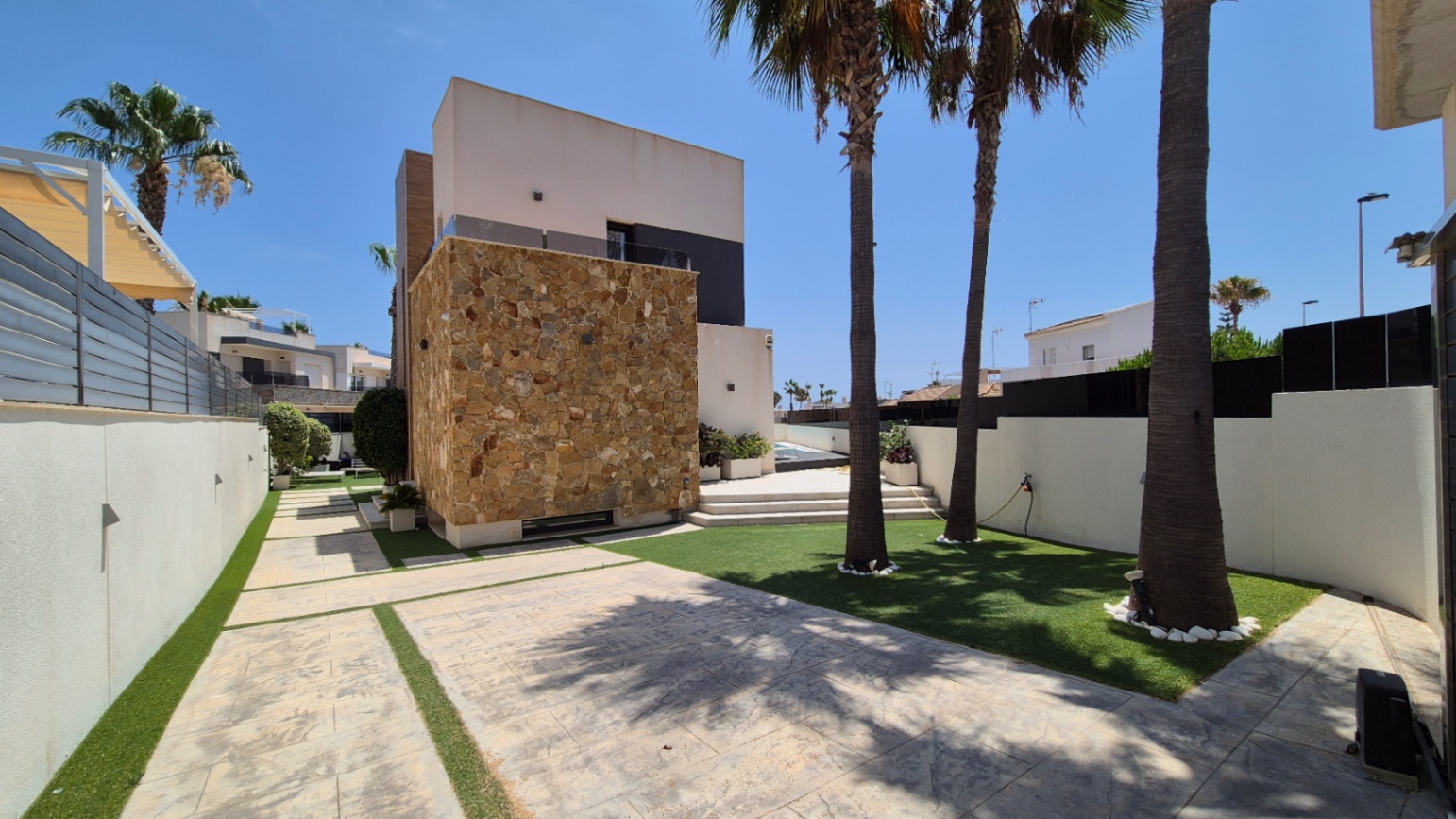 For sale - 4 Bedroom 4 Bathroom Villa in Torrevieja - Costa Blanca  - Alicante