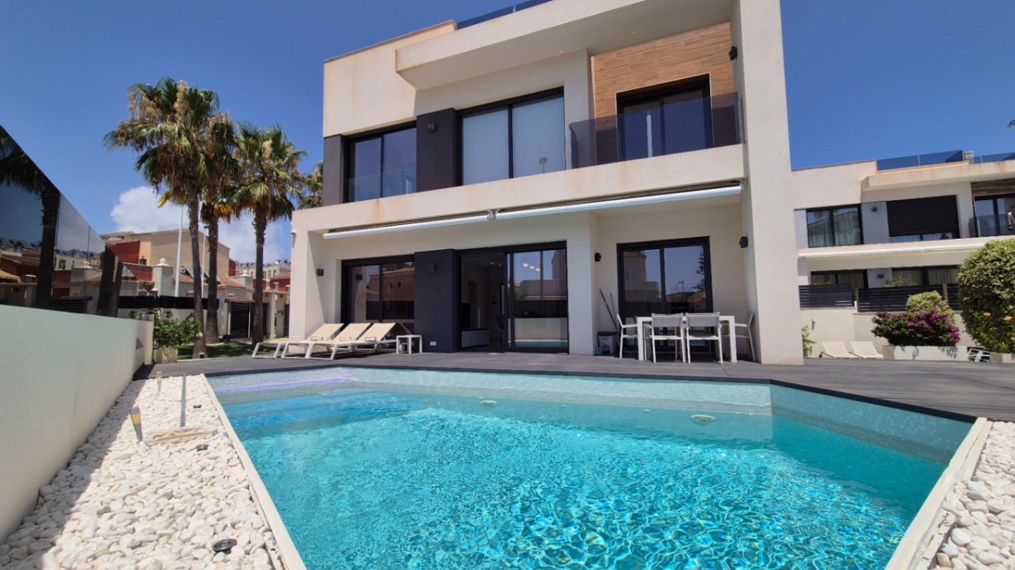 For sale - 4 Bedroom 4 Bathroom Villa in Torrevieja - Costa Blanca  - Alicante
