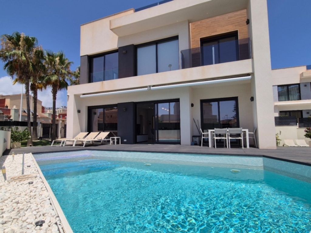 4 Bedroom 4 Bathroom Villa in Torrevieja
