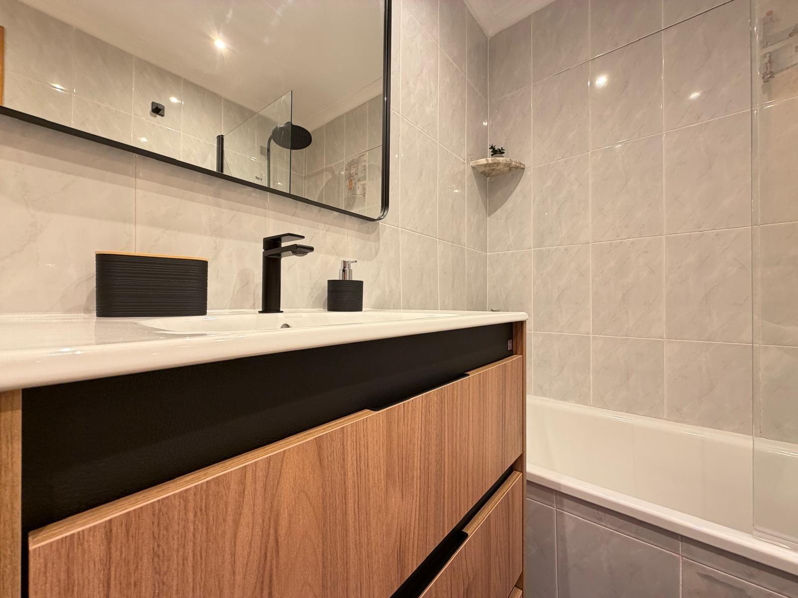 For sale - 2 Bedroom 2 Bathroom Apartment in Torrevieja - Centro  - Alicante