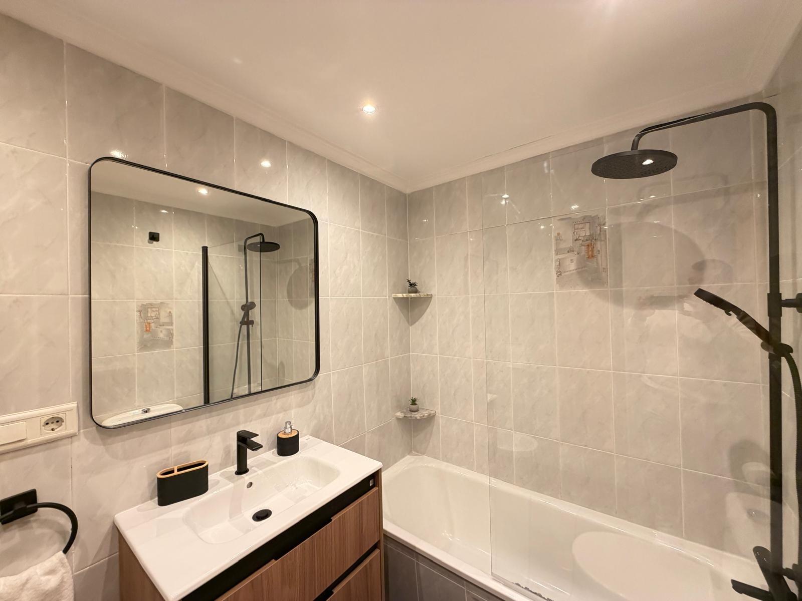 For sale - 2 Bedroom 2 Bathroom Apartment in Torrevieja - Centro  - Alicante