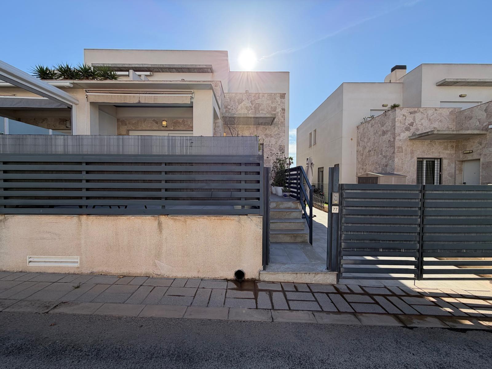 For sale - 3 Bedroom 3 Bathroom Town House in Torrevieja - aguas nuevas  - Alicante