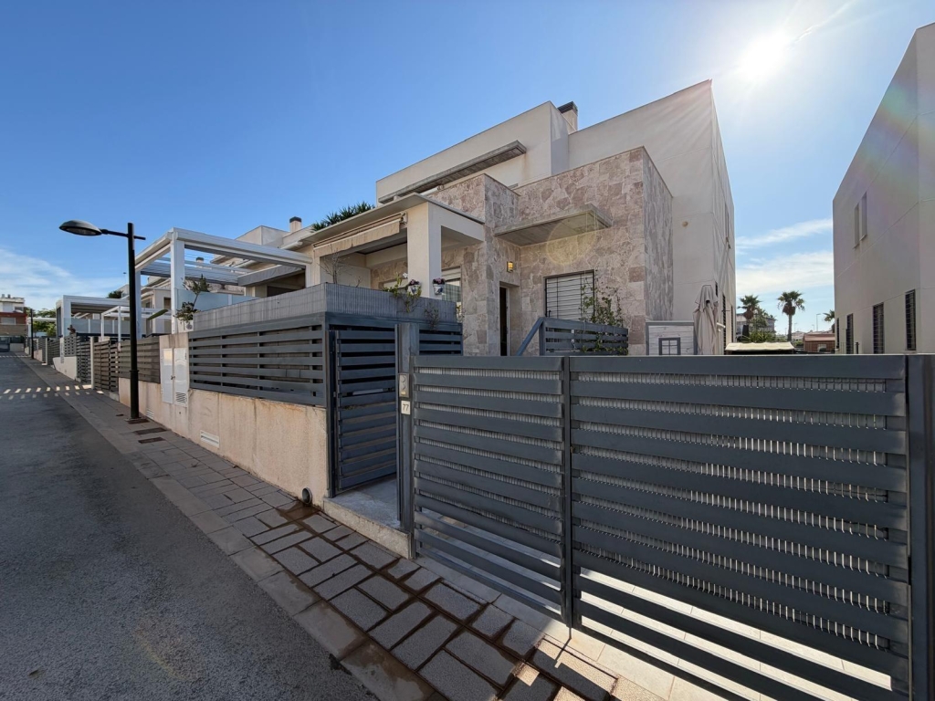 3 Bedroom 3 Bathroom Town House in Torrevieja