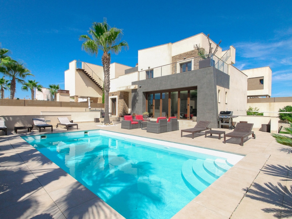 4 Bedroom 2 Bathroom Villa in Torrevieja