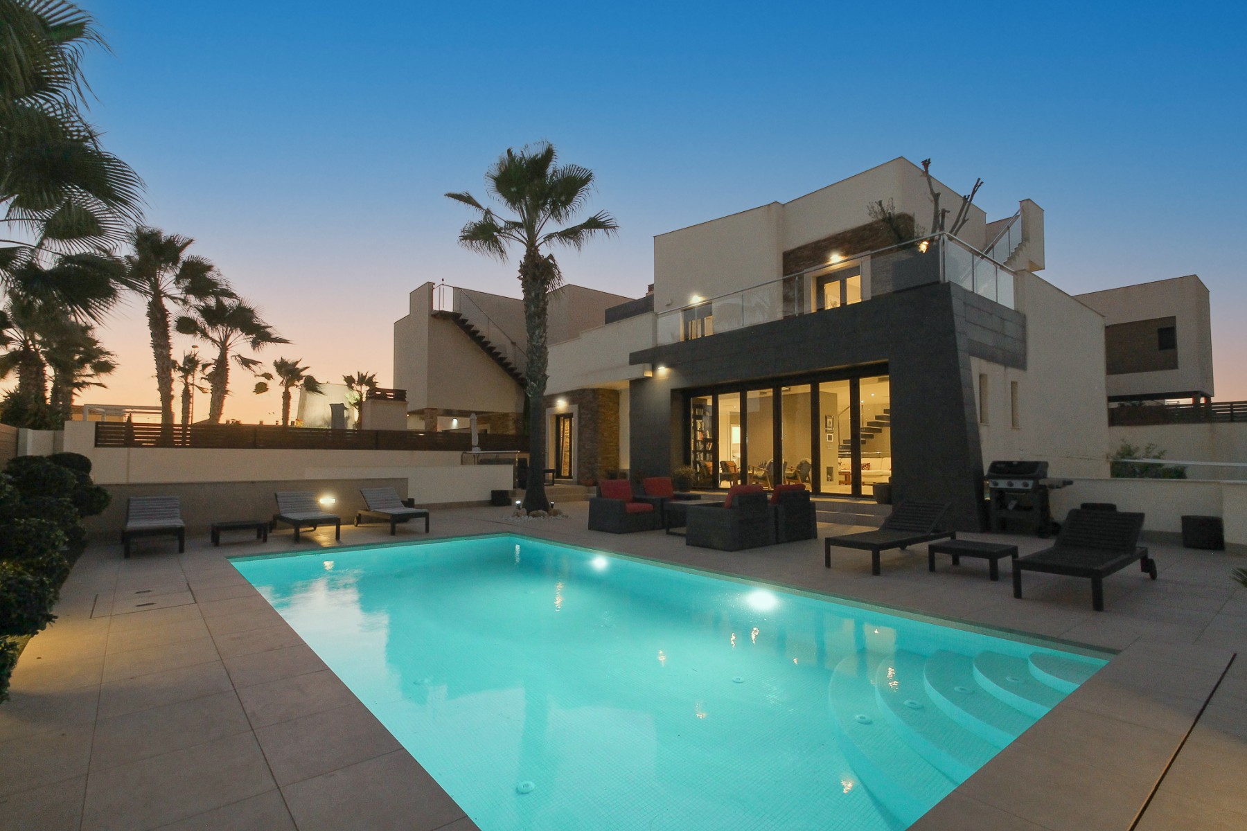 For sale - 4 Bedroom 2 Bathroom Villa in Torrevieja - Costa Blanca  - Alicante