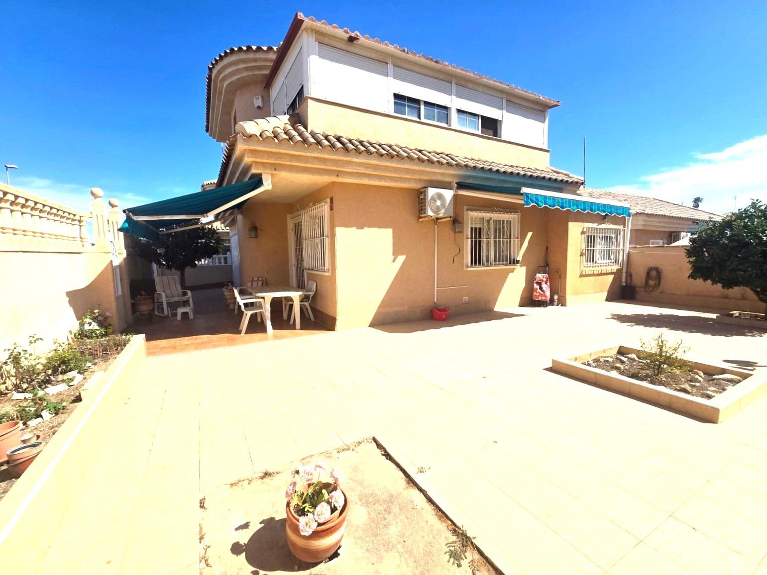 For sale - 3 Bedroom 2 Bathroom Villa in Torrevieja - Los Balcones - Los Altos Del Edén  - Alicante