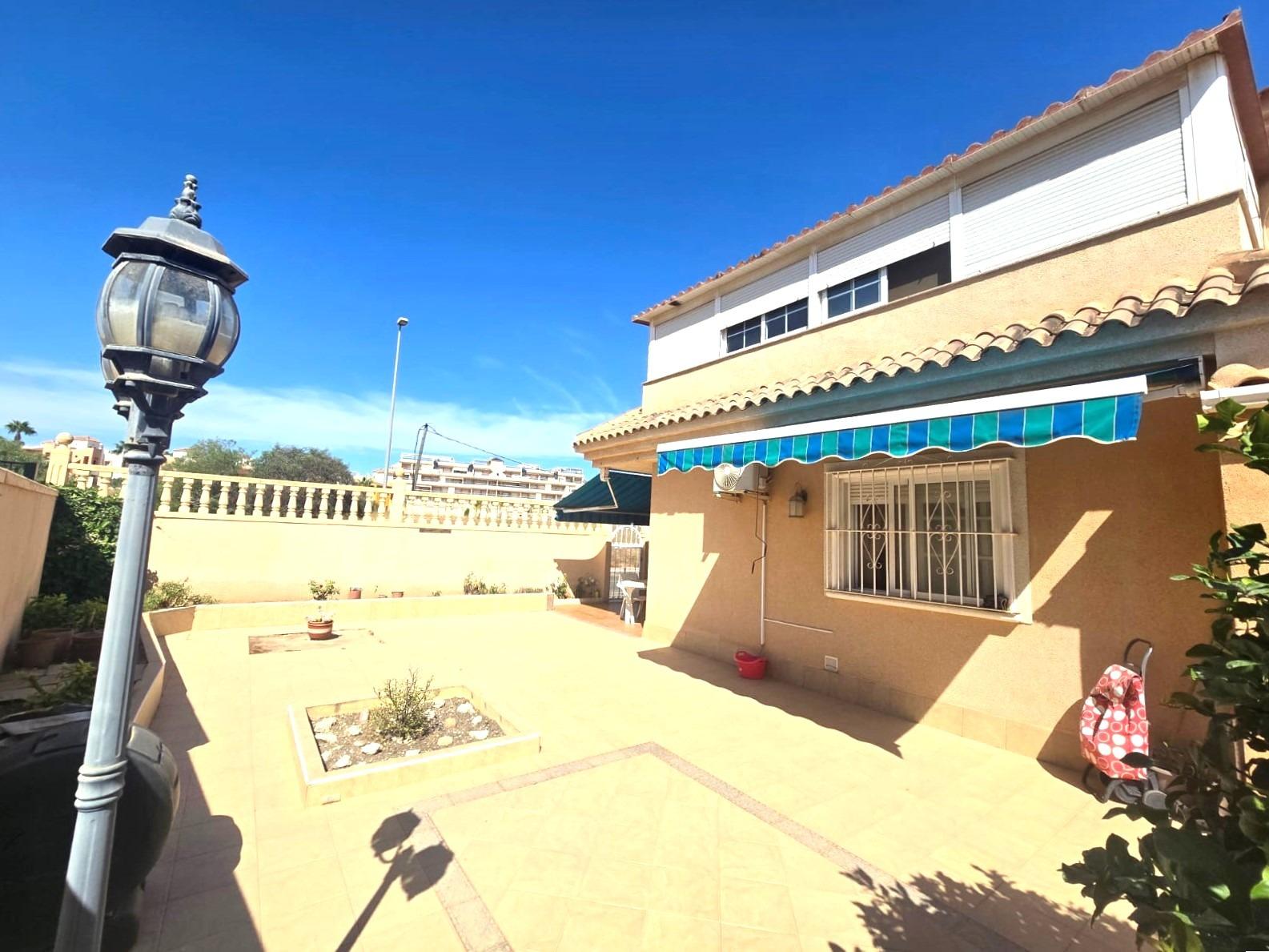 For sale - 3 Bedroom 2 Bathroom Villa in Torrevieja - Los Balcones - Los Altos Del Edén  - Alicante