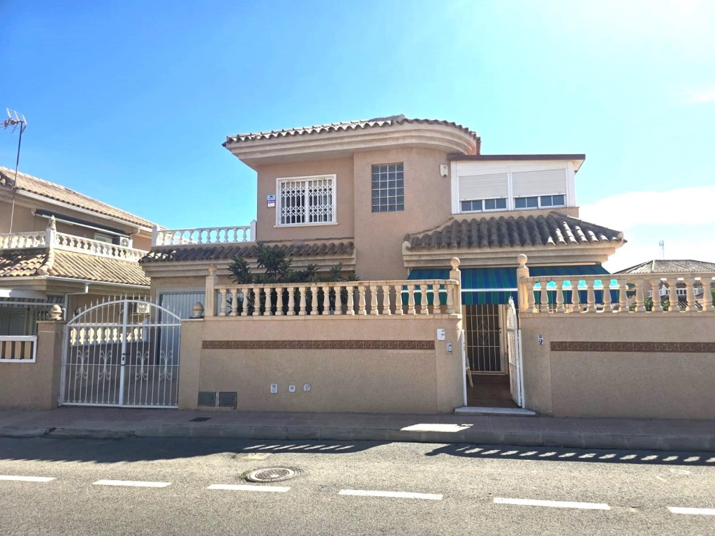 3 Bedroom 2 Bathroom Villa in Torrevieja