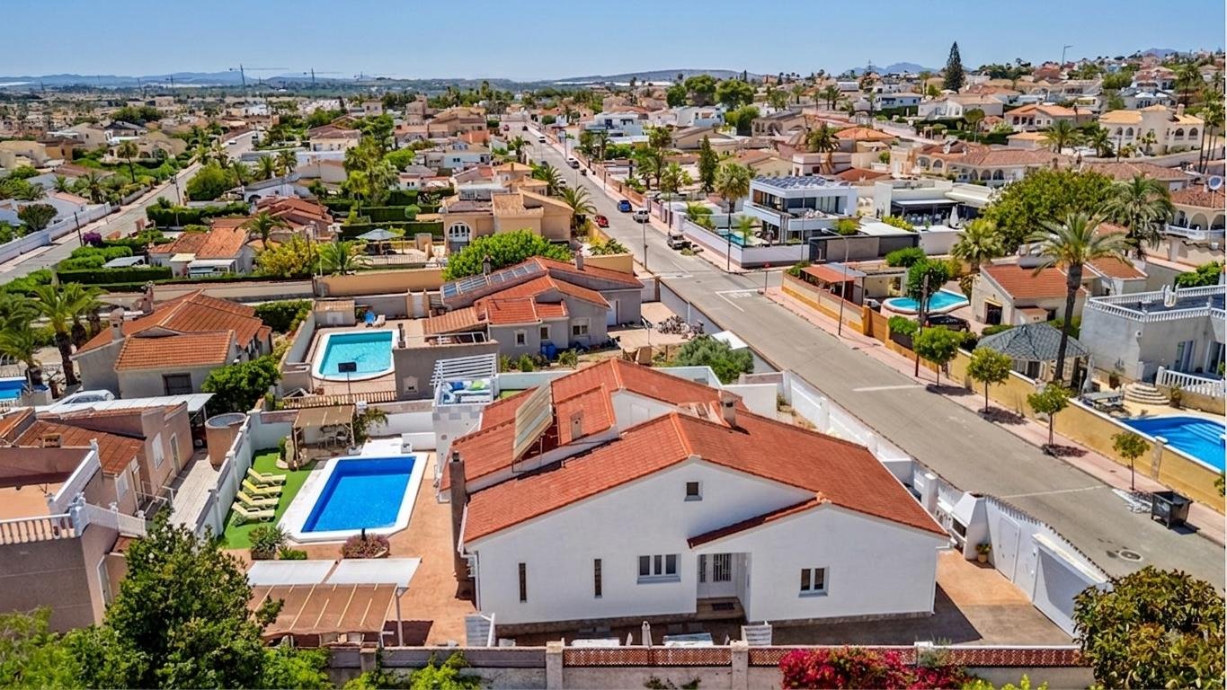 For sale - 6 Bedroom 3 Bathroom Villa in Ciudad Quesada - Costa Blanca  - Alicante