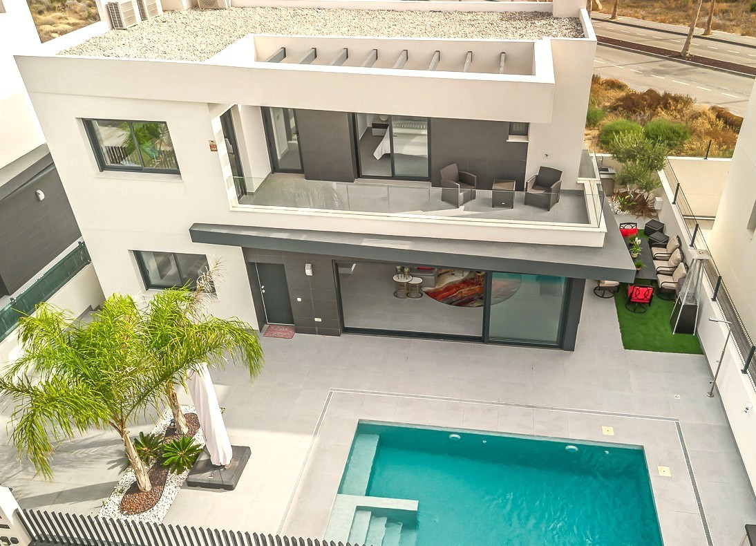 For sale - 4 Bedroom 3 Bathroom Villa in Algorfa - Inland  - Alicante