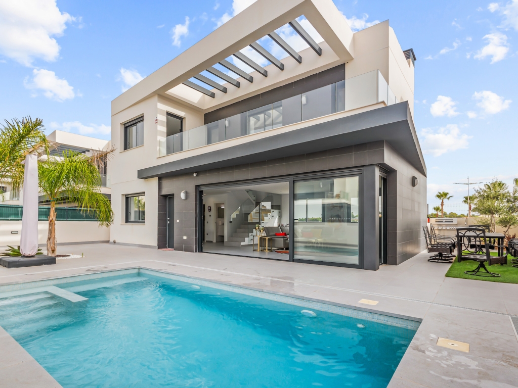 4 Bedroom 3 Bathroom Villa in Algorfa