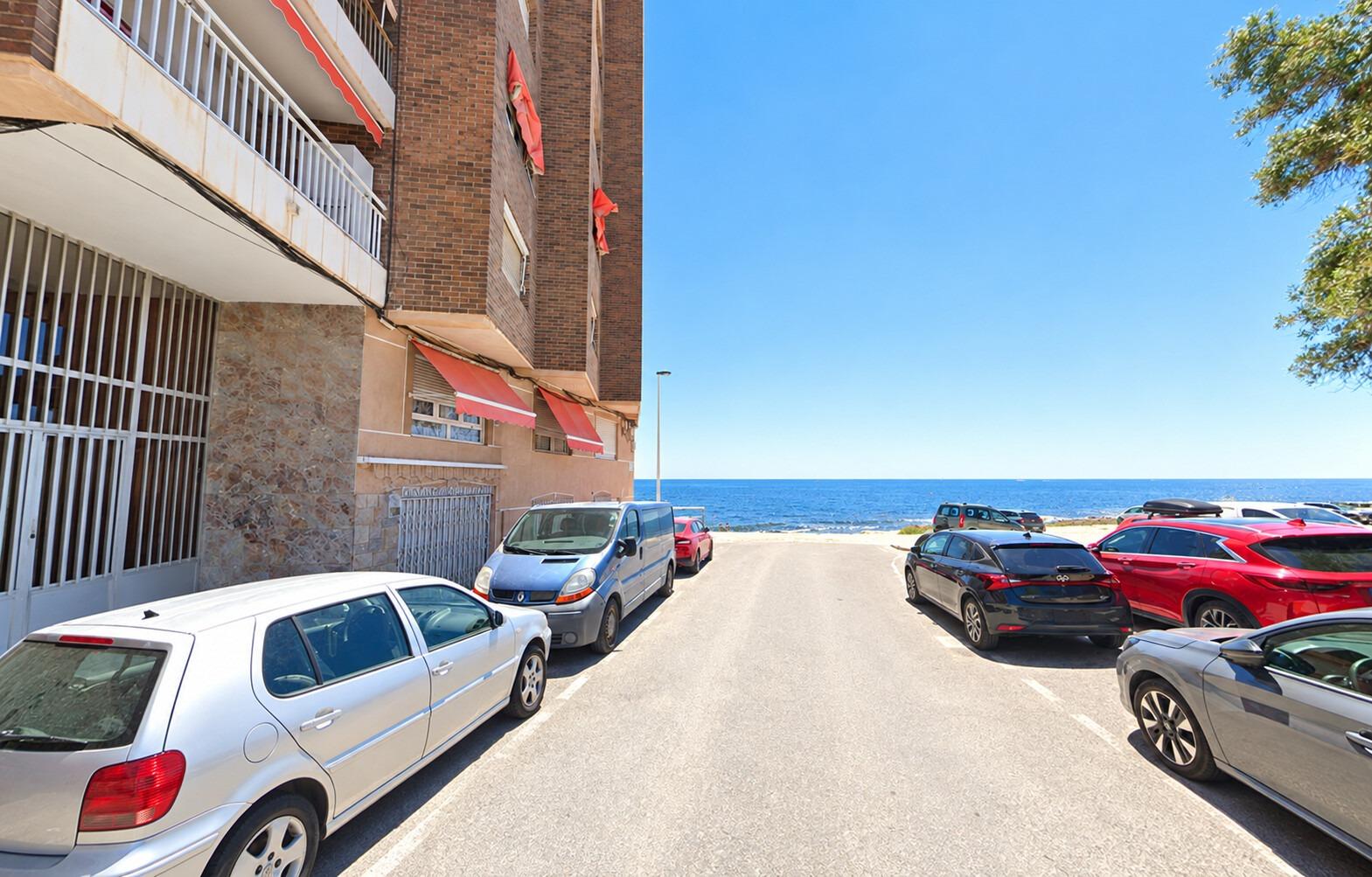 For sale - 3 Bedroom 1 Bathroom Apartment in Torrevieja - Playa De Los Naufragos  - Alicante