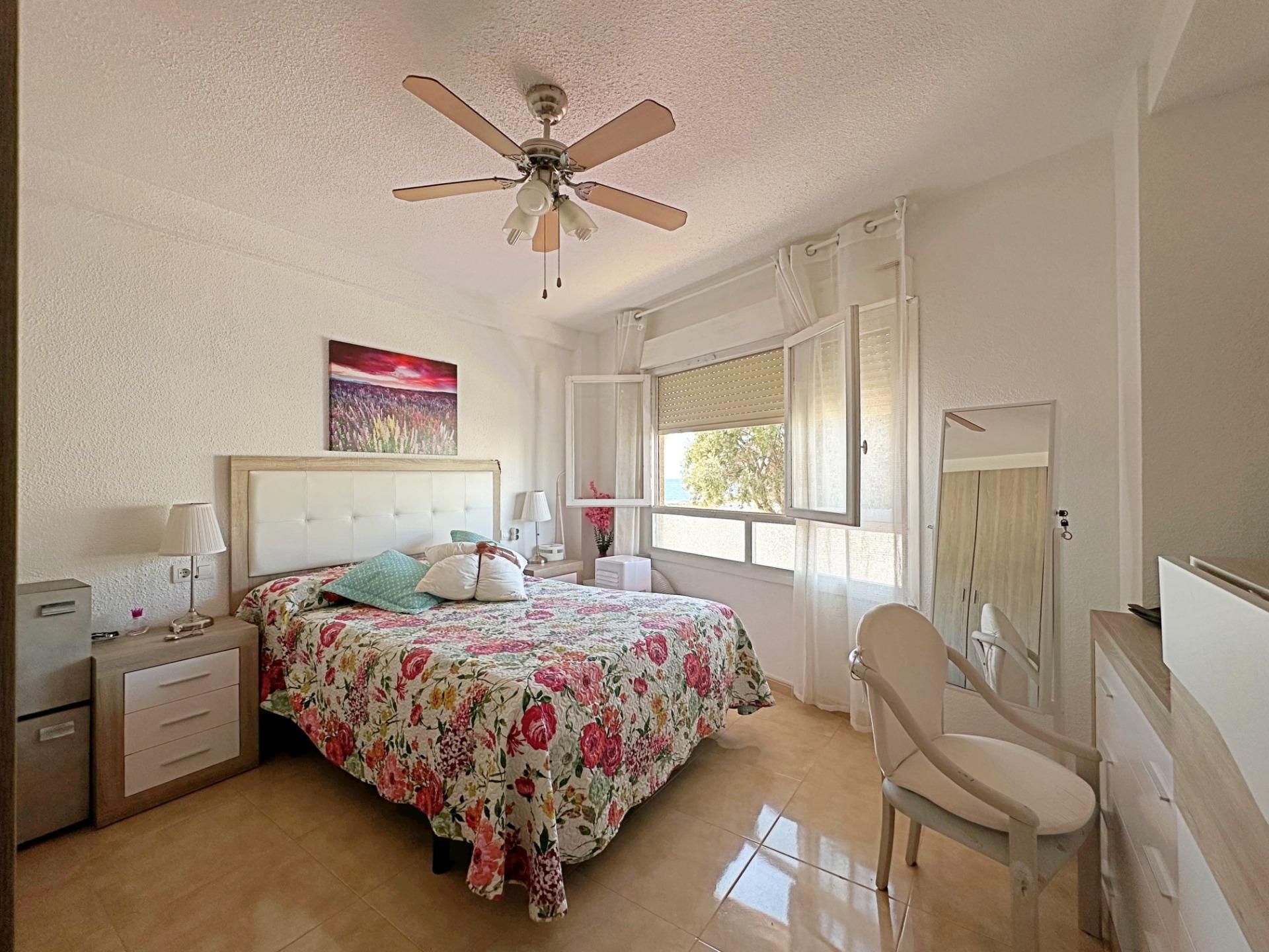For sale - 3 Bedroom 1 Bathroom Apartment in Torrevieja - Playa De Los Naufragos  - Alicante