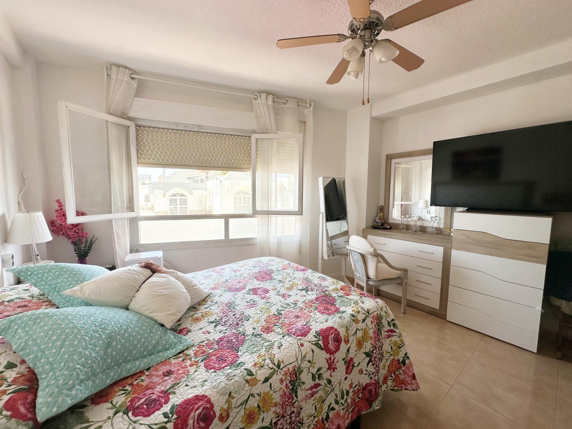 For sale - 3 Bedroom 1 Bathroom Apartment in Torrevieja - Playa De Los Naufragos  - Alicante