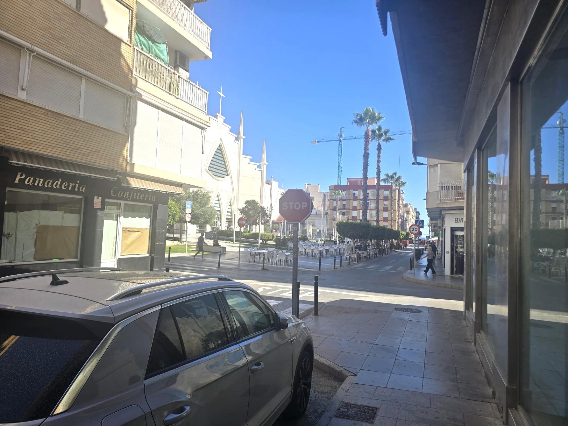For sale - 3 Bedroom 2 Bathroom Apartment in Torrevieja - Las Piscinas Naturales  - Alicante