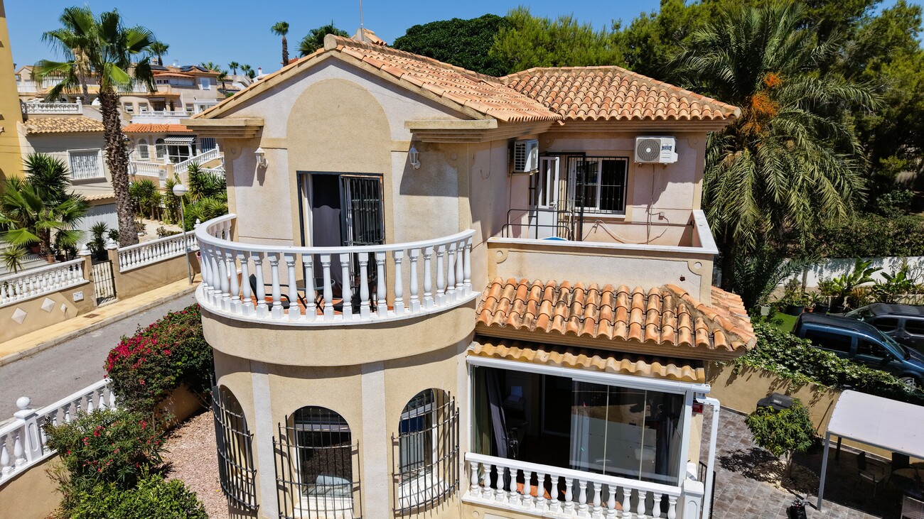 For sale - 3 Bedroom 2 Bathroom Villa in Villamartin - Costa Blanca  - Alicante