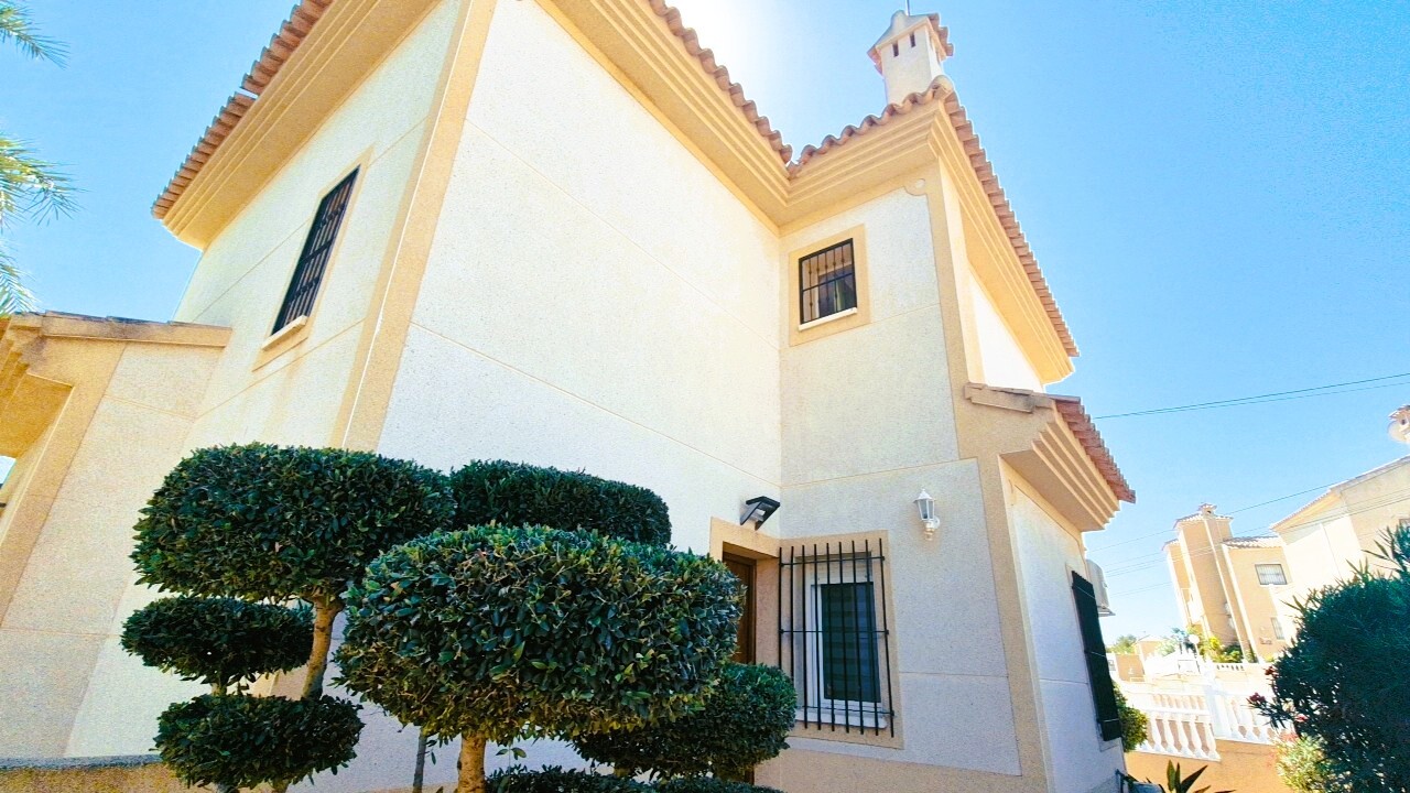 For sale - 3 Bedroom 2 Bathroom Villa in Villamartin - Costa Blanca  - Alicante