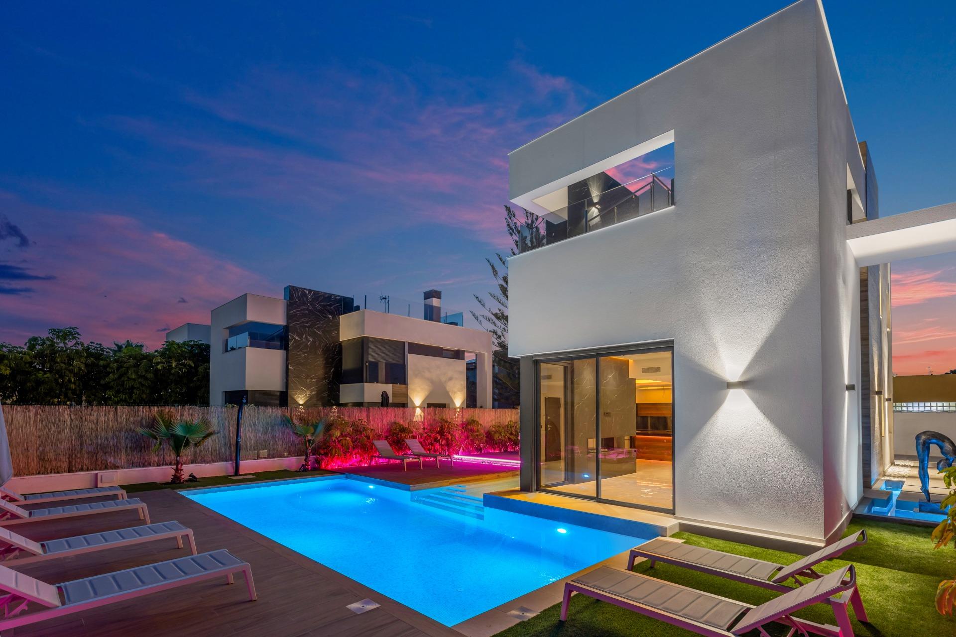 For sale - 3 Bedroom 3 Bathroom Villa in Torrevieja - Torreta Florida  - Alicante