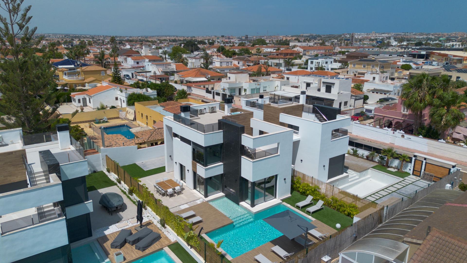 For sale - 3 Bedroom 3 Bathroom Villa in Torrevieja - Torreta Florida  - Alicante