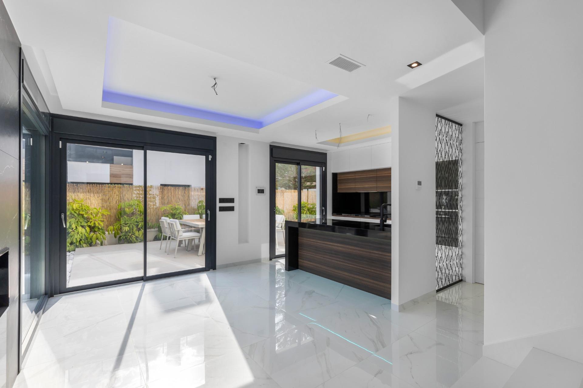 For sale - 3 Bedroom 3 Bathroom Villa in Torrevieja - Torreta Florida  - Alicante