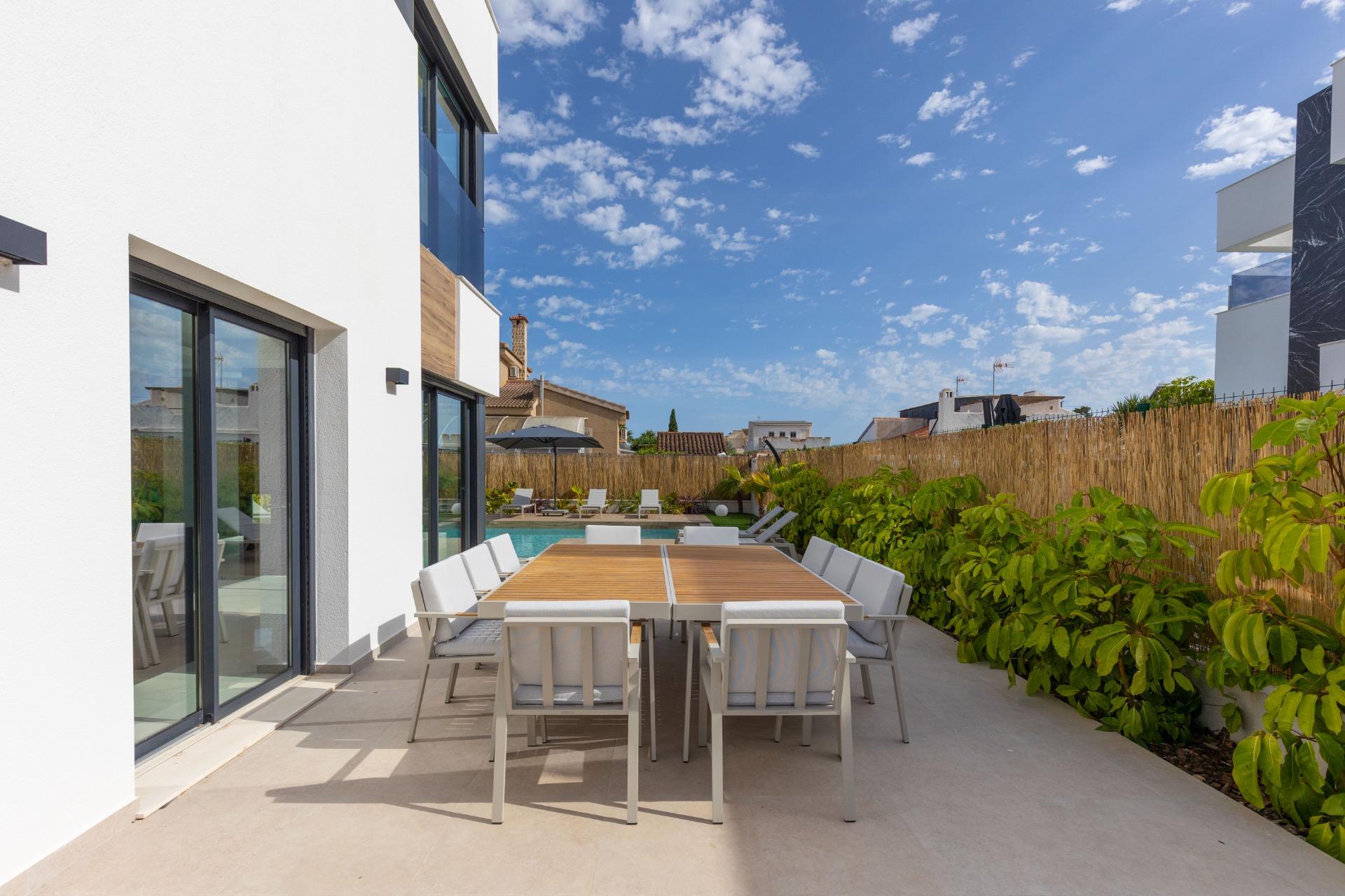 For sale - 3 Bedroom 3 Bathroom Villa in Torrevieja - Torreta Florida  - Alicante