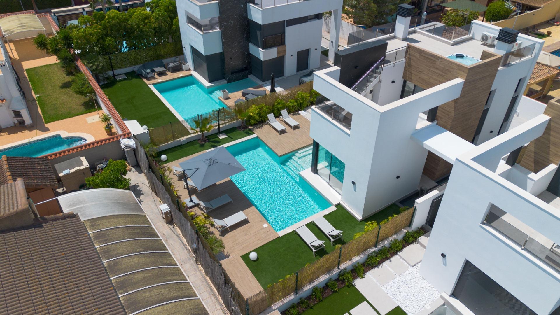 For sale - 3 Bedroom 3 Bathroom Villa in Torrevieja - Torreta Florida  - Alicante