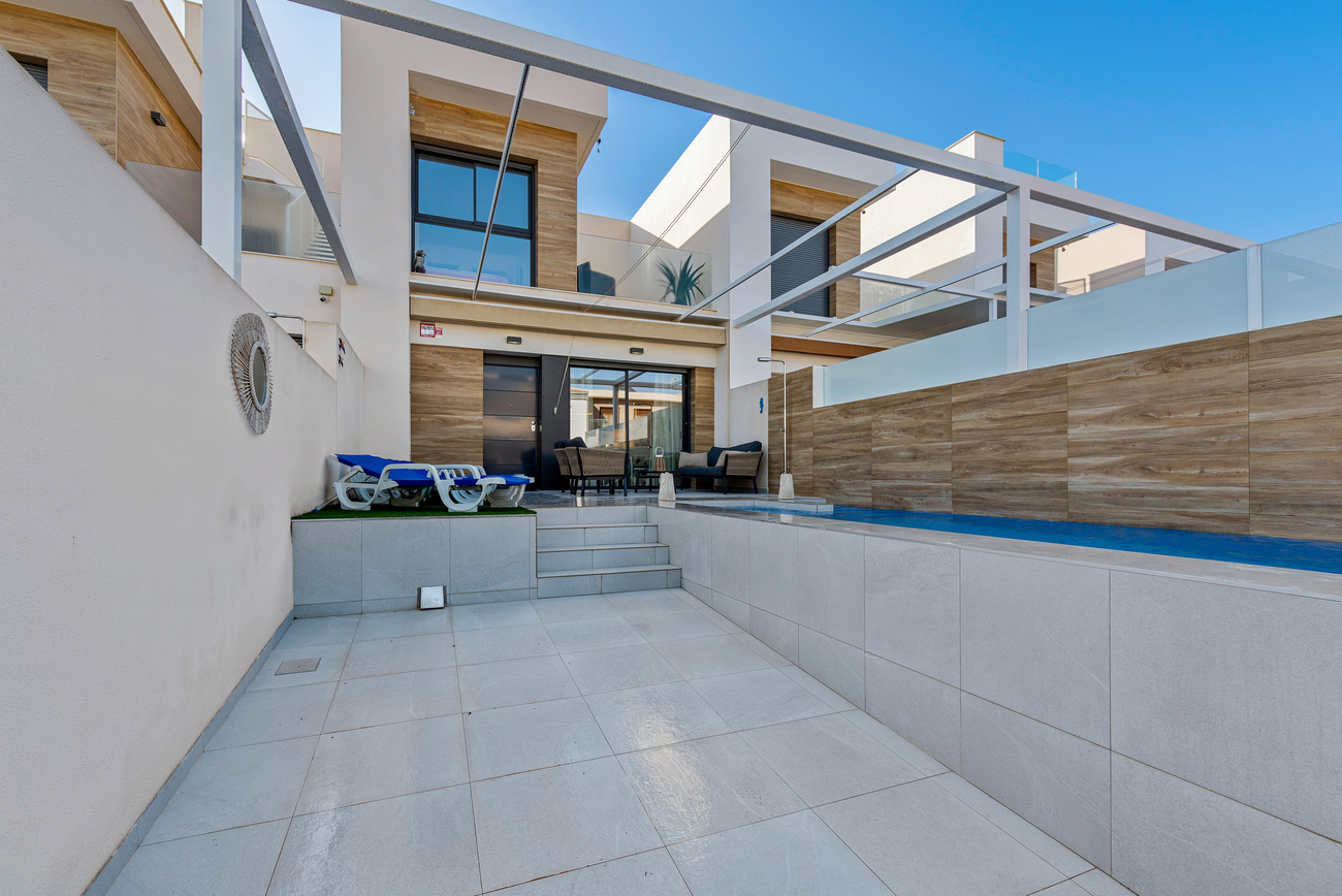 For sale - 4 Bedroom 2 Bathroom Semi Detached in Rojales - Town  - Alicante