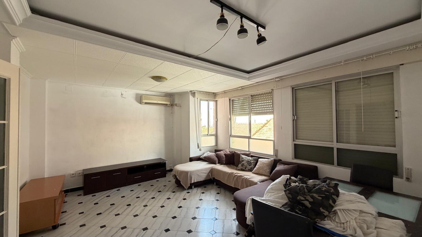 For sale - 3 Bedroom 1 Bathroom Apartment in Torrevieja - Centro  - Alicante