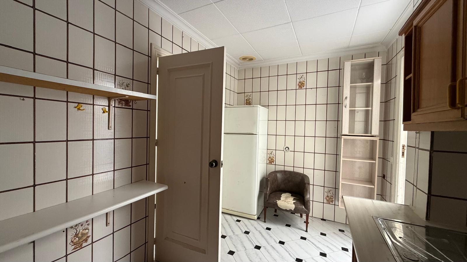 For sale - 3 Bedroom 1 Bathroom Apartment in Torrevieja - Centro  - Alicante