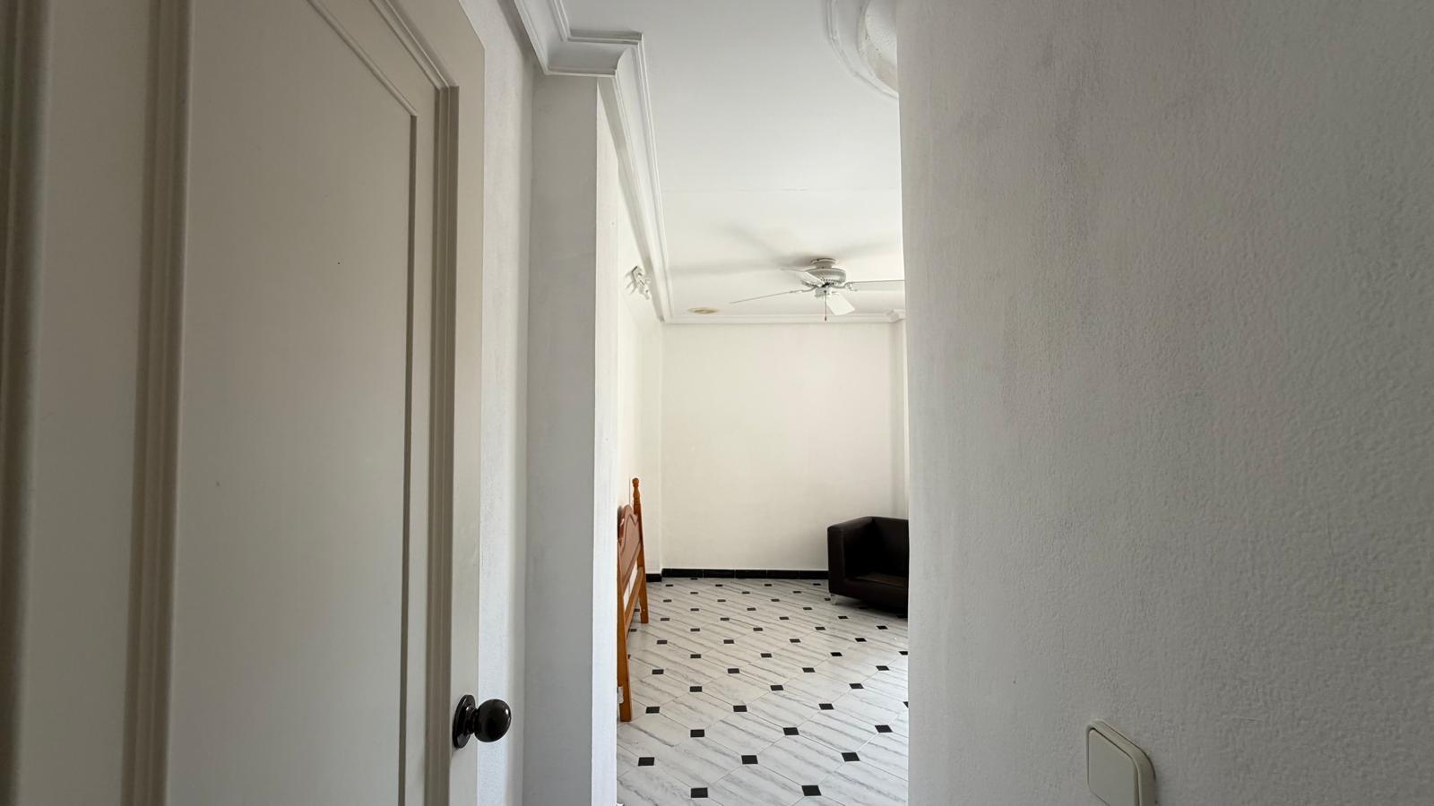 For sale - 3 Bedroom 1 Bathroom Apartment in Torrevieja - Centro  - Alicante
