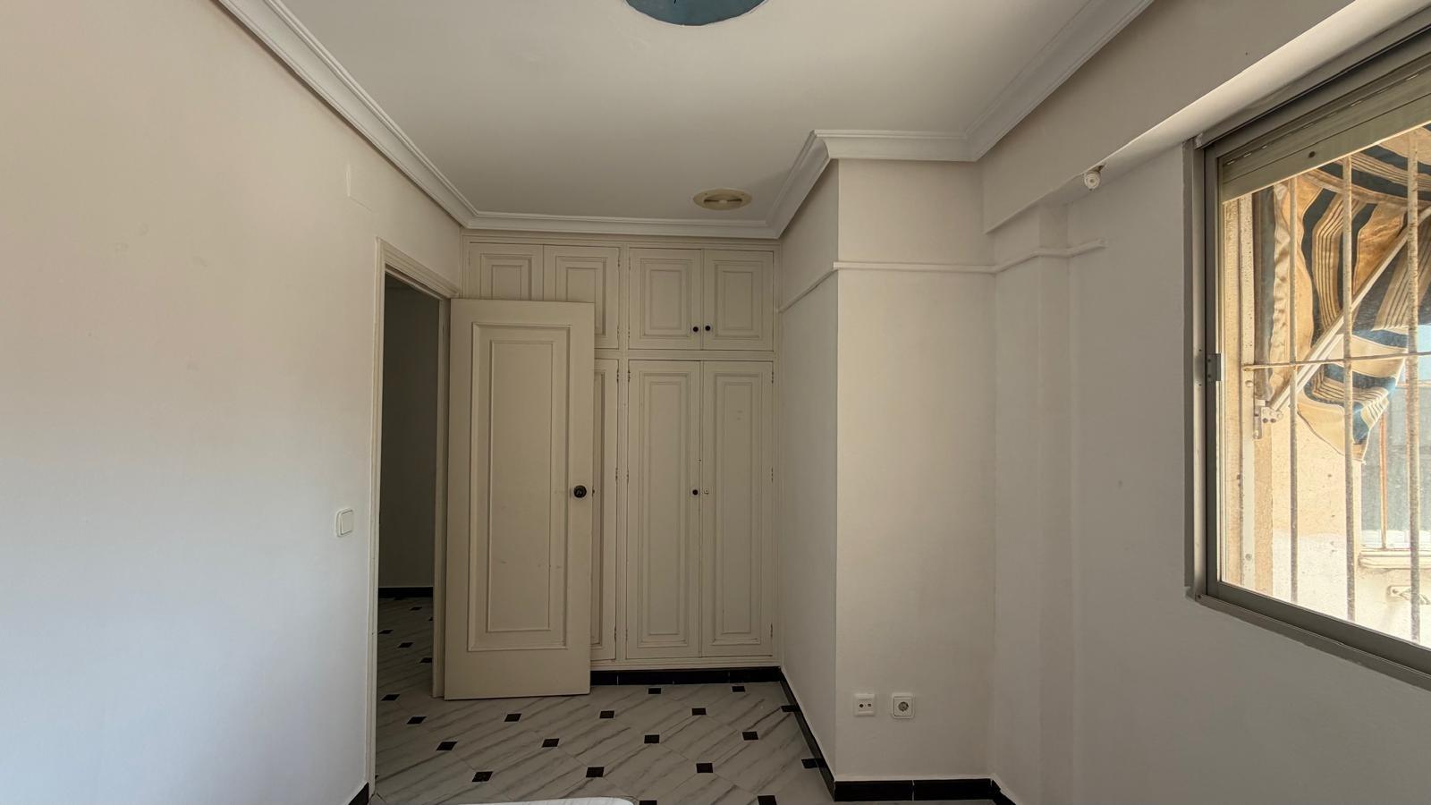 For sale - 3 Bedroom 1 Bathroom Apartment in Torrevieja - Centro  - Alicante