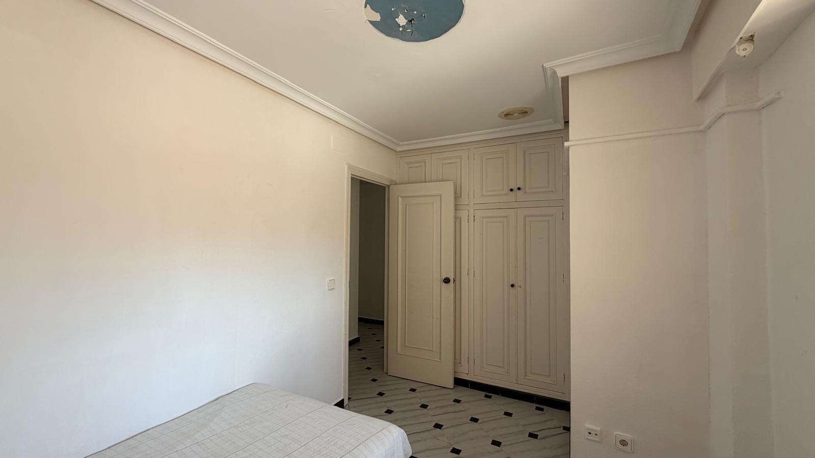 For sale - 3 Bedroom 1 Bathroom Apartment in Torrevieja - Centro  - Alicante