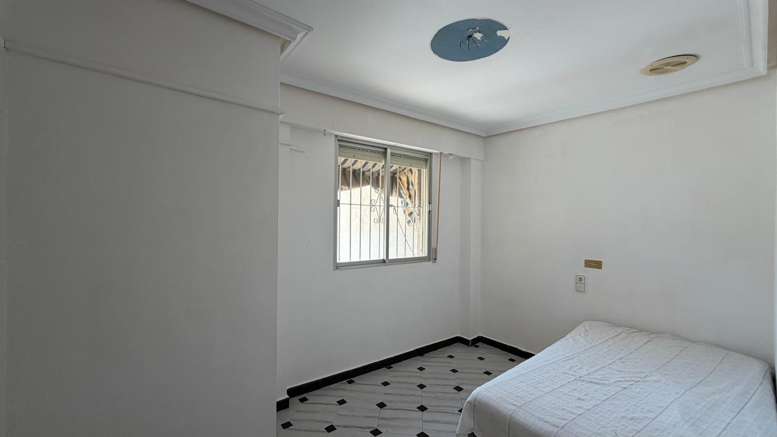 For sale - 3 Bedroom 1 Bathroom Apartment in Torrevieja - Centro  - Alicante