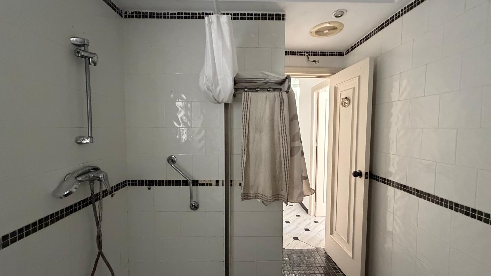 For sale - 3 Bedroom 1 Bathroom Apartment in Torrevieja - Centro  - Alicante