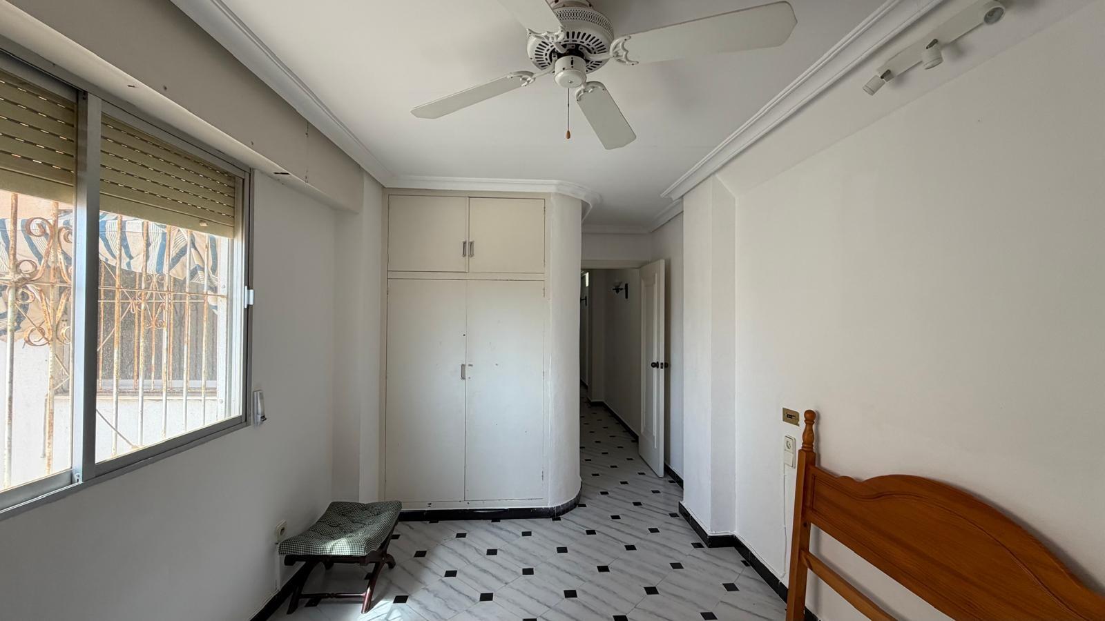 For sale - 3 Bedroom 1 Bathroom Apartment in Torrevieja - Centro  - Alicante