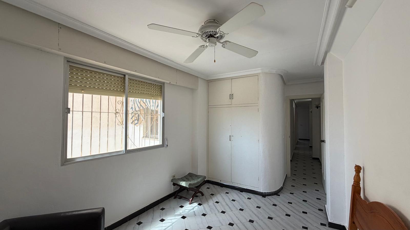 For sale - 3 Bedroom 1 Bathroom Apartment in Torrevieja - Centro  - Alicante
