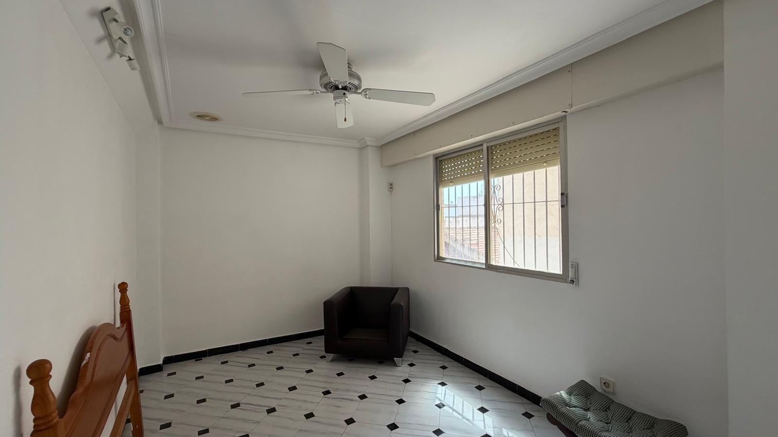 For sale - 3 Bedroom 1 Bathroom Apartment in Torrevieja - Centro  - Alicante