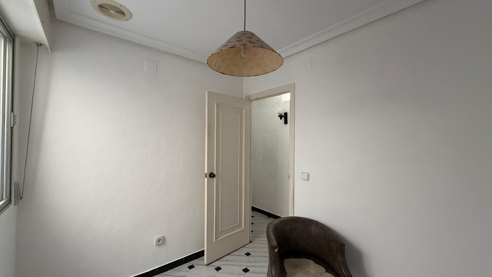 For sale - 3 Bedroom 1 Bathroom Apartment in Torrevieja - Centro  - Alicante