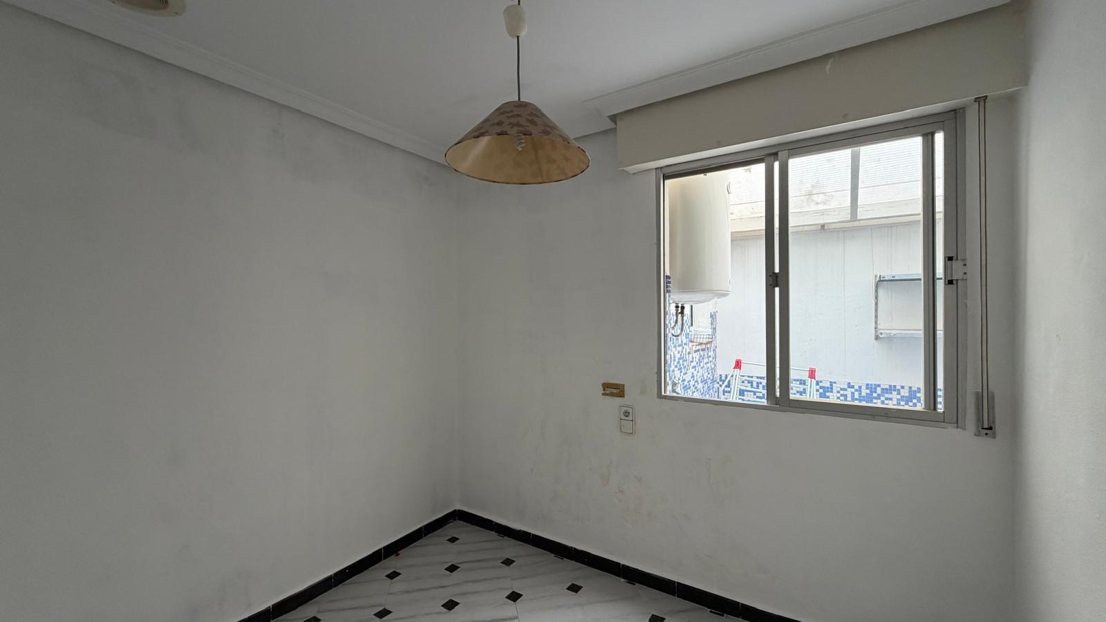 For sale - 3 Bedroom 1 Bathroom Apartment in Torrevieja - Centro  - Alicante